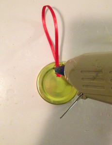 Kerstballen maken van flessendoppen?Dat is helemaal niet moeilijk.Hier zie je hoe je dit kunt doen!