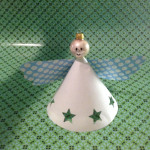 Een mooie engel knutselen voor in de kerstboom van papier en een kerstbal