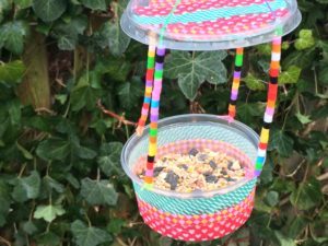 Vogelvoederhuisje maken van een plastic bakje