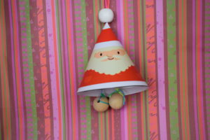 Een hanger van een kerstman knutselen voor in de kerstboom