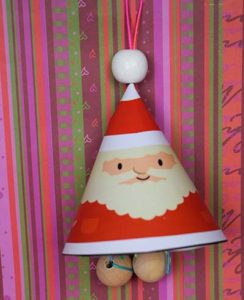 Een hanger van een kerstman knutselen voor in de kerstboom